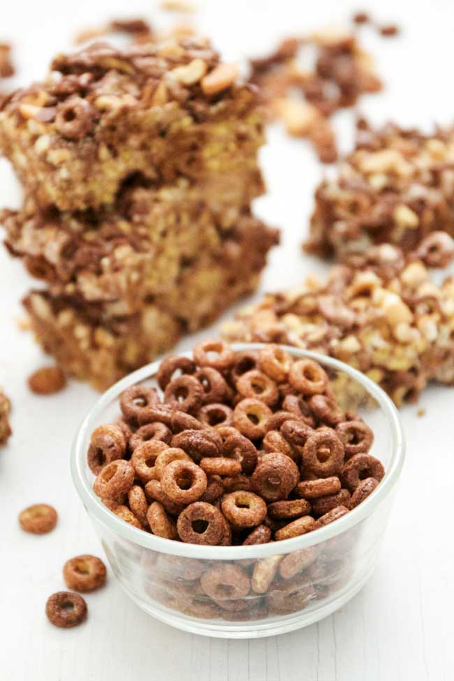 Chocolate Peanut Butter Cereal Bars make the perfect summer snack - salty and sweet combines for something delicicious