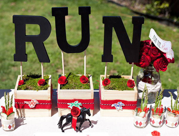 Run for the Roses outdoor table display