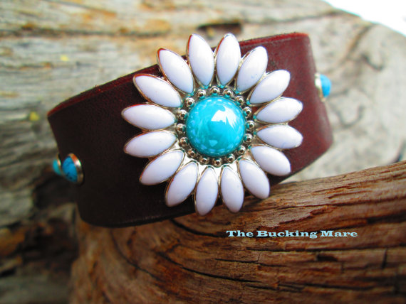 Leather cuff with a turquoise white daisy concho