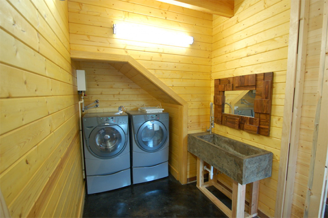 Laundry room and sink in the barn