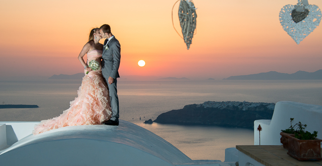 Perfect sunset wedding photos in Santorini, Greece