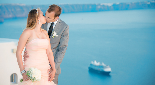 Perfect wedding photos in Santorini, Greece