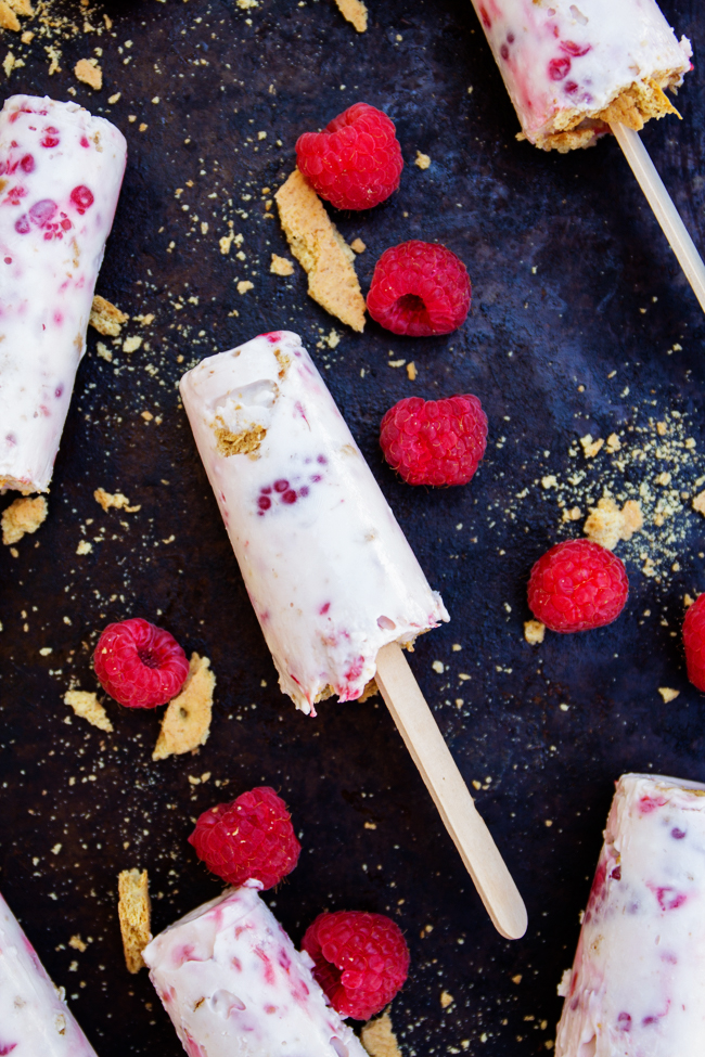 Make these raspberry cheesecake popsicles for summer, you won't regret it